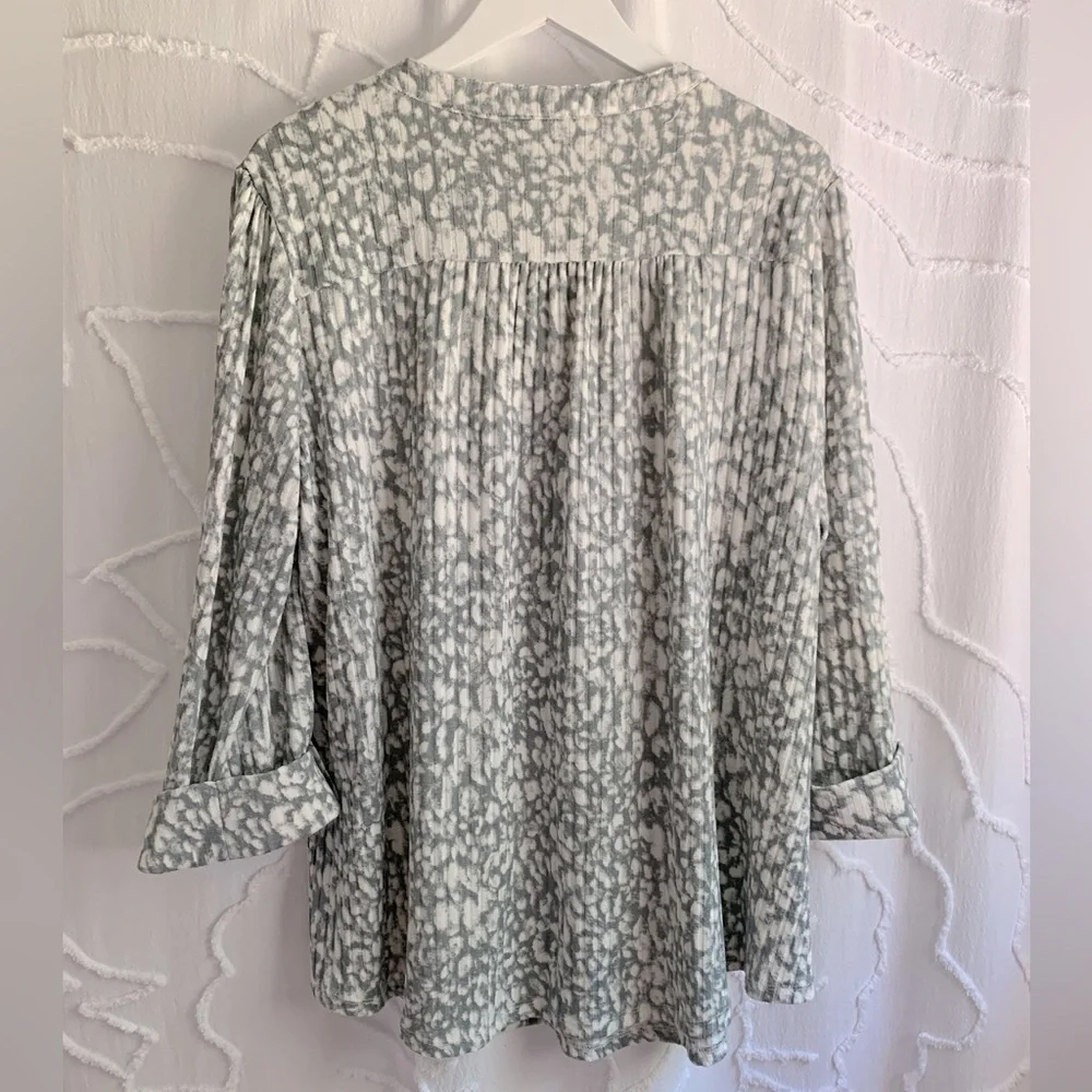 New Directions Gray Patterned Women's Top - Picture 2 of 5